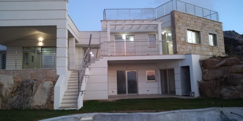 Li Casi Bianchi - Facciata in Granito